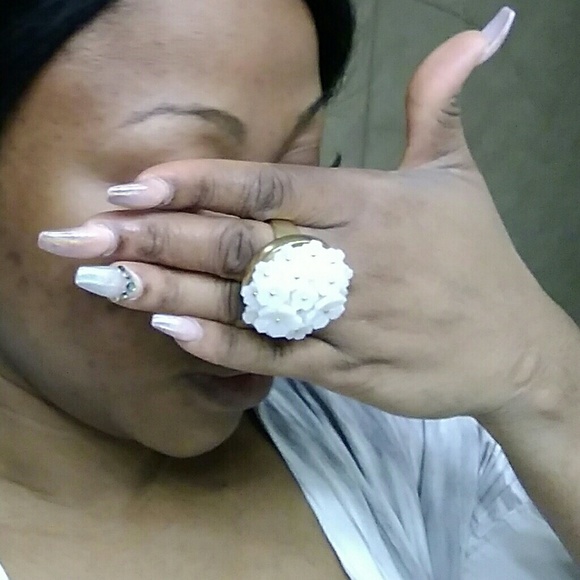 Oversized studded Ring with cosmetic storage - Picture 4 of 7